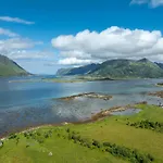 Beautiful In Lofoten Housing Up To 6 Guests! بيت للعطل